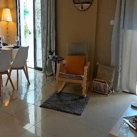 Апартаменти Paramount Gardens C202 *