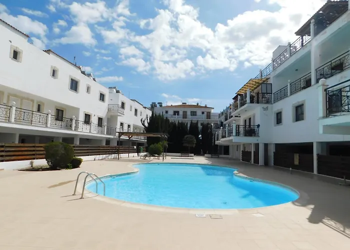 Paramount Gardens C202 Appartement *